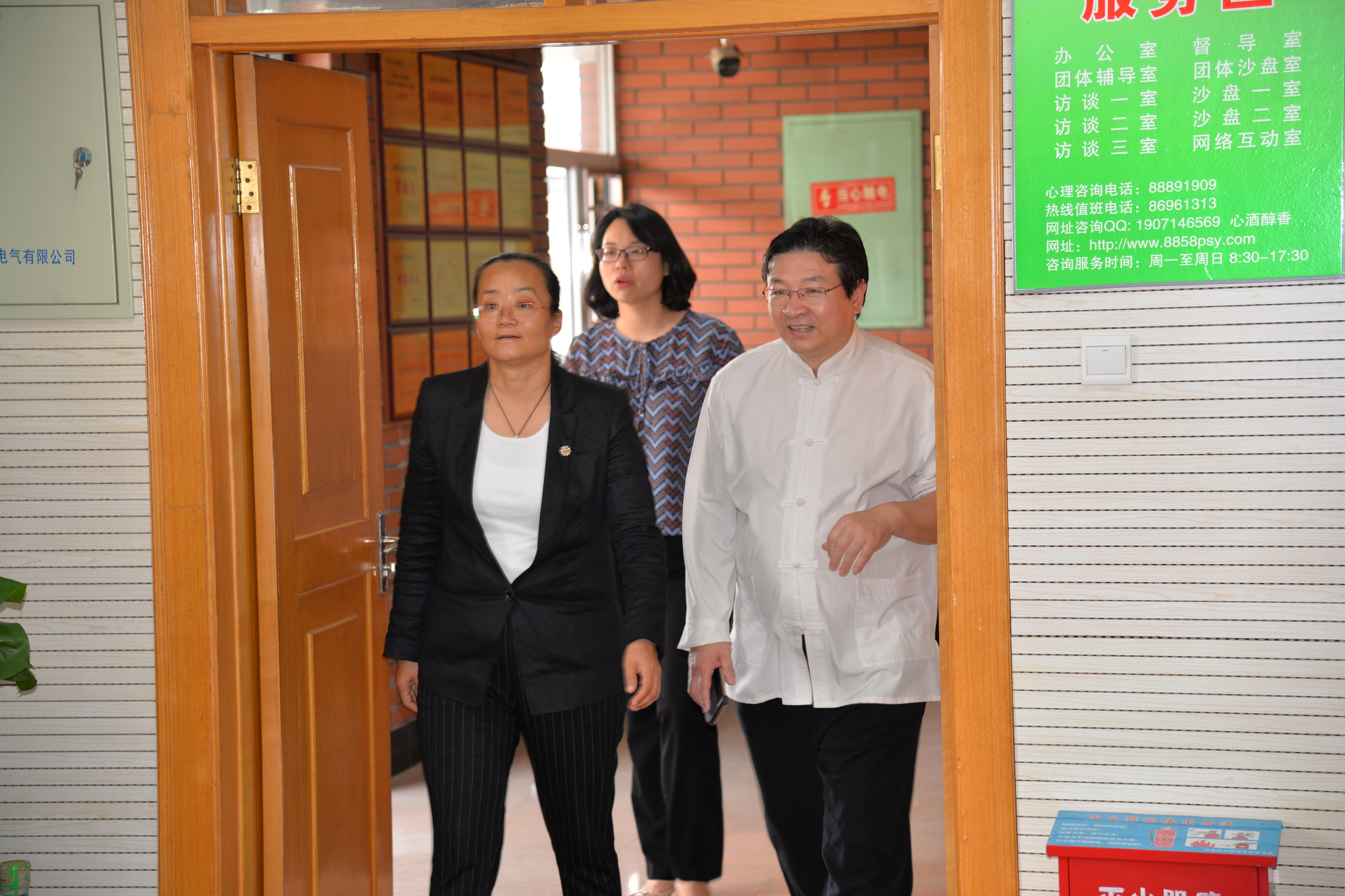 马宏伟主任陪同赵立芬副局长参观维护中心 (2).JPG
