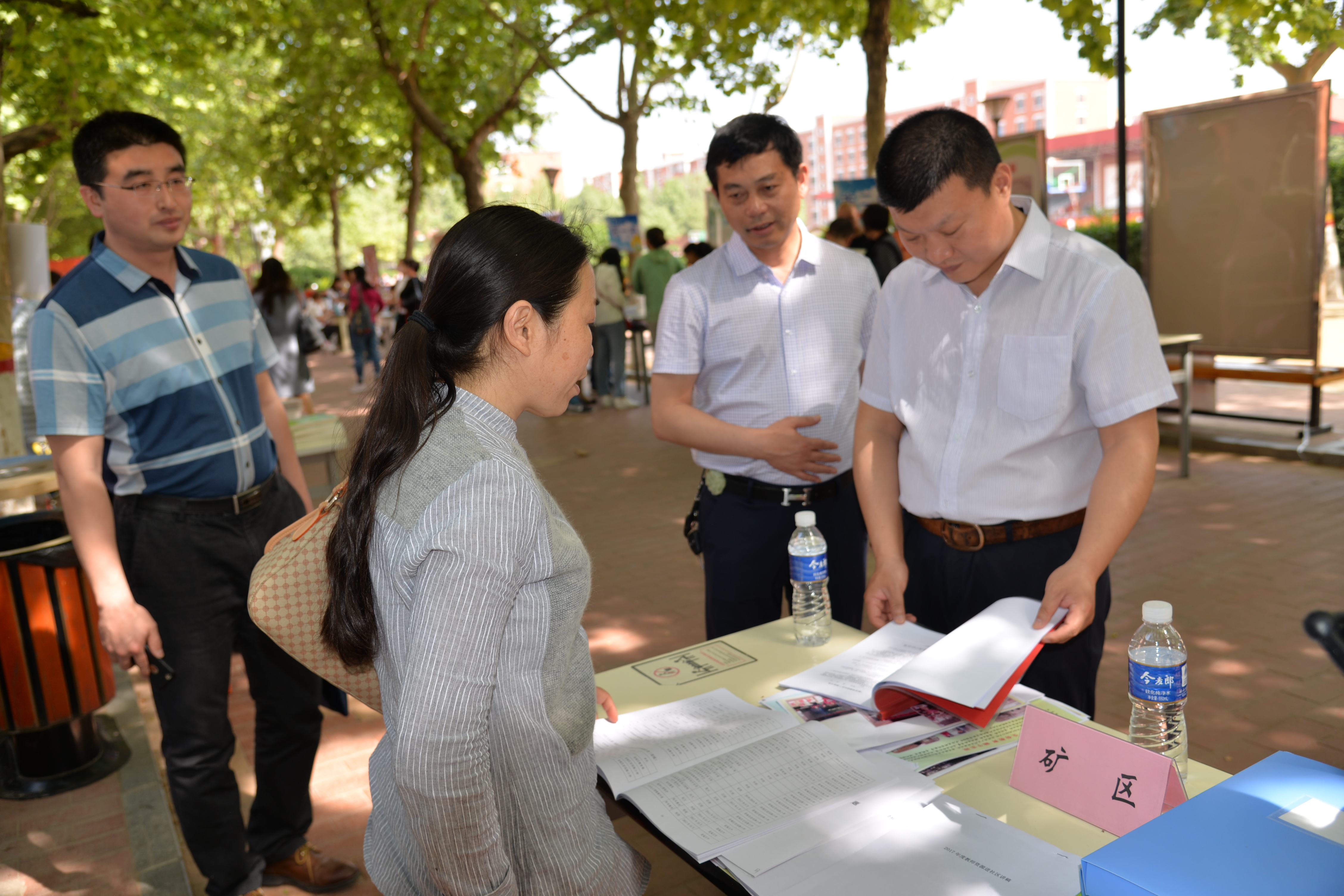 蔡杭州副主任参观510成果展刘革林副处长陪同.JPG